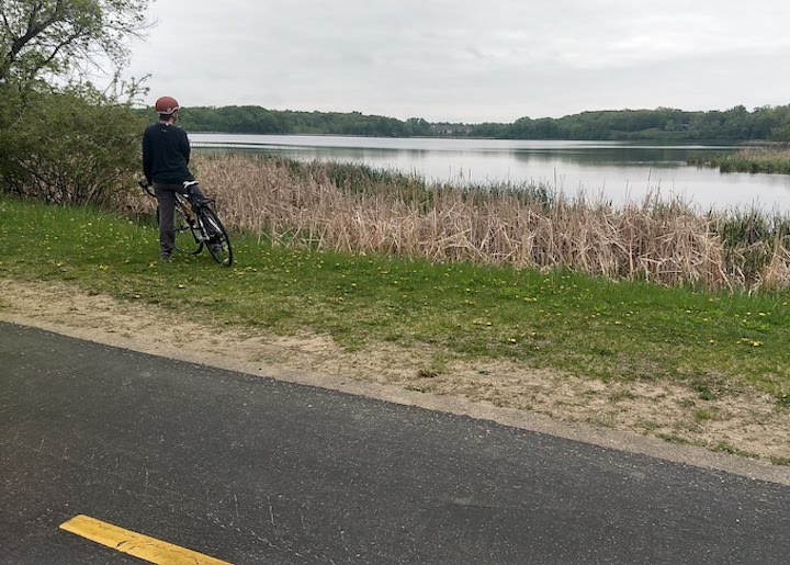 biker overlooking a lake at elm creek park reserve