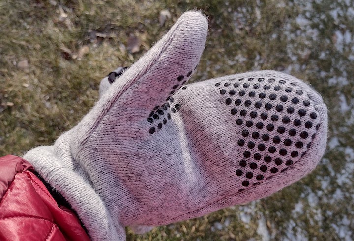 the sticky dots on the Catalyst Mittens from Storm Creek